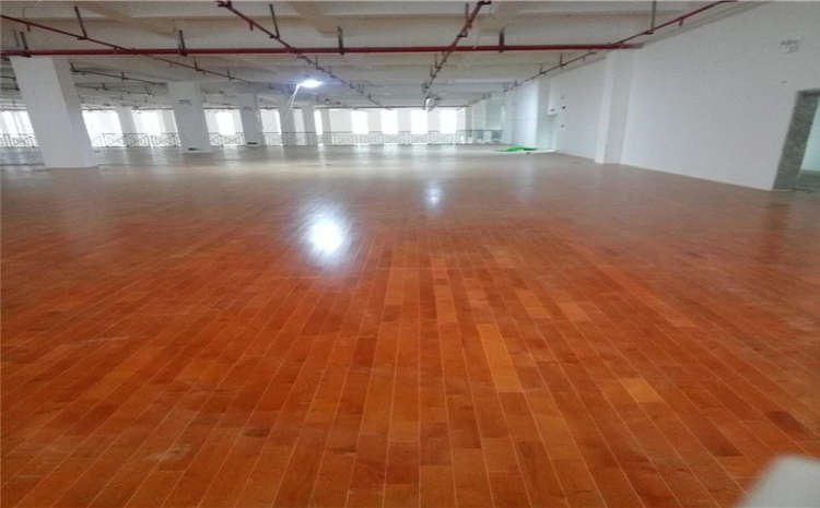 橡膠木實木運動地板價格是多錢？