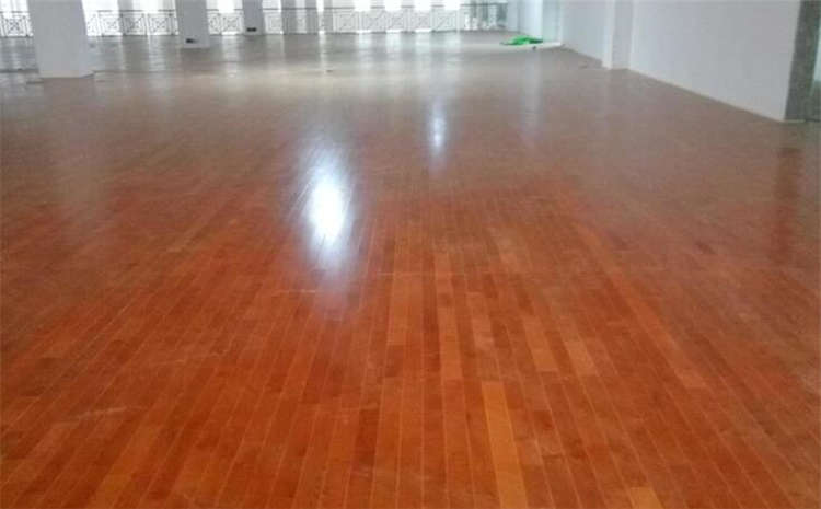 體育木地板價格再降點？