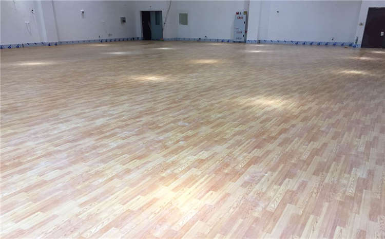 羽毛球館木地板清潔這么做？
