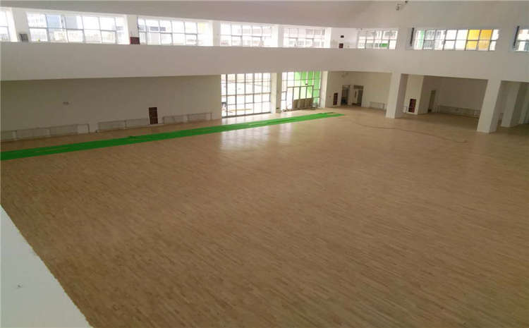 運(yùn)動(dòng)木地板起拱變形了誰來背鍋？