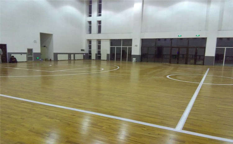 學校運動籃球地板哪個牌子好？