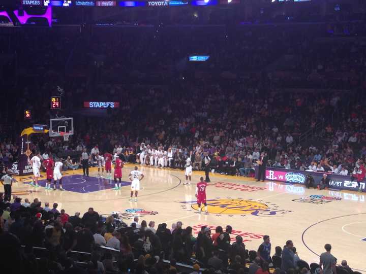 NBA地板都那么貴，那看一場(chǎng)NBA比賽需要花多少錢(qián)